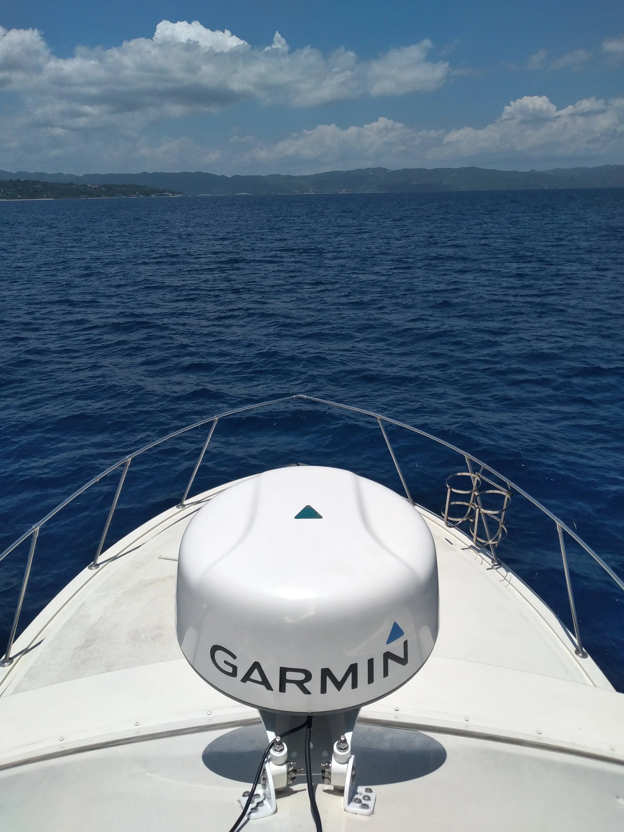 Seaview flybridge adapter mounted on a boat, holding a Garmin radar