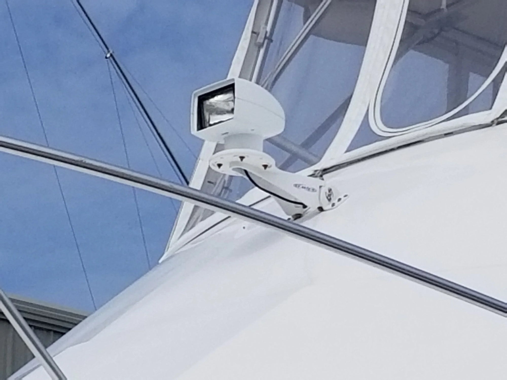 Seaview flybridge adapter mounted on a boat, holding a searchlight