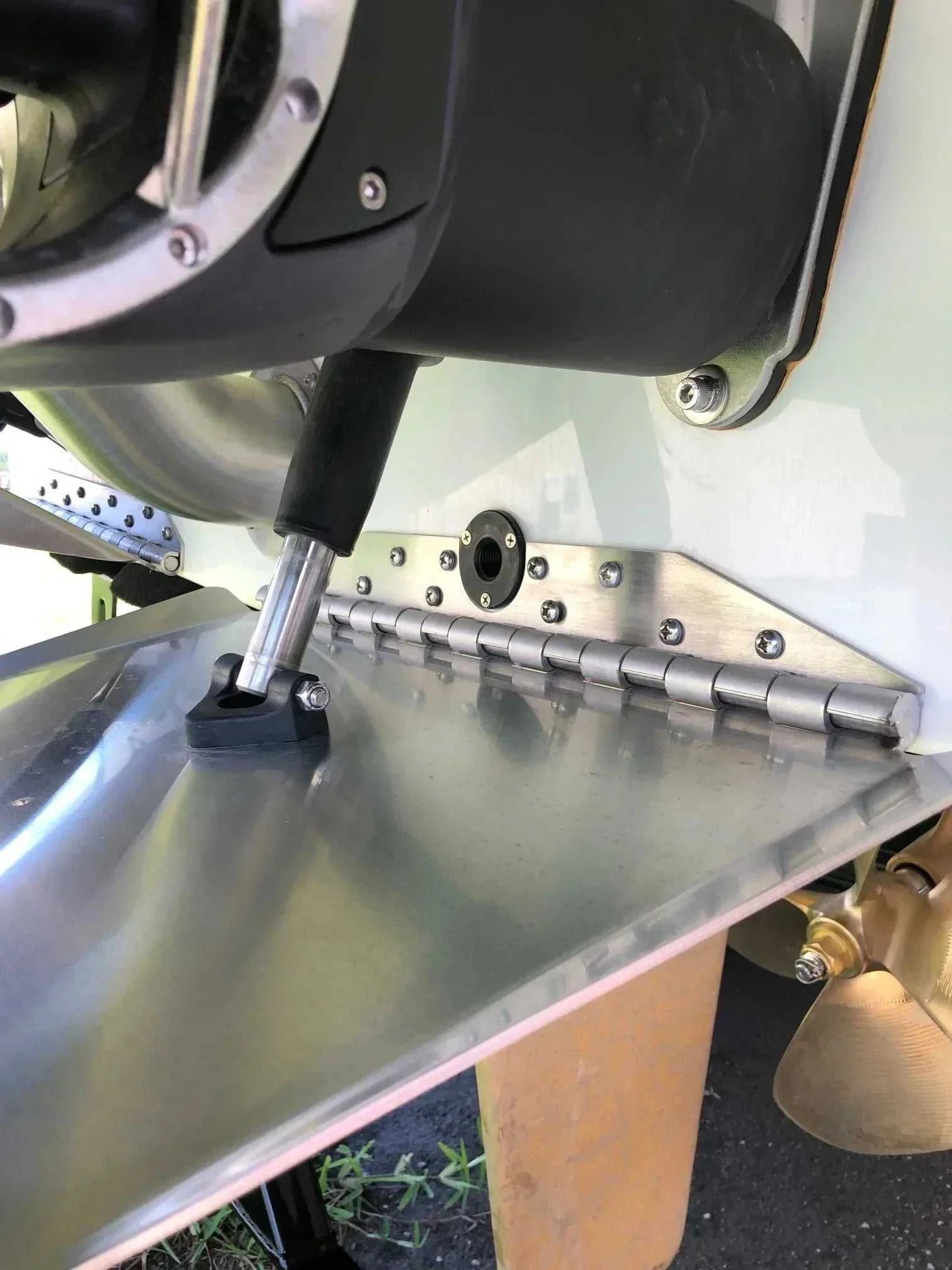 Vault Garboard and boat drain plug on Tige