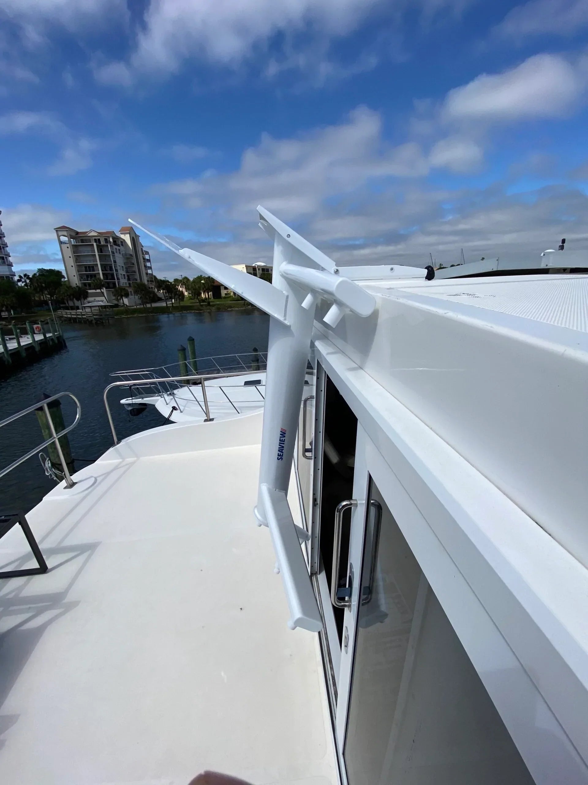 Seaview model #80 hinged mast with antennas on Endeavour TrawlerCat 48.