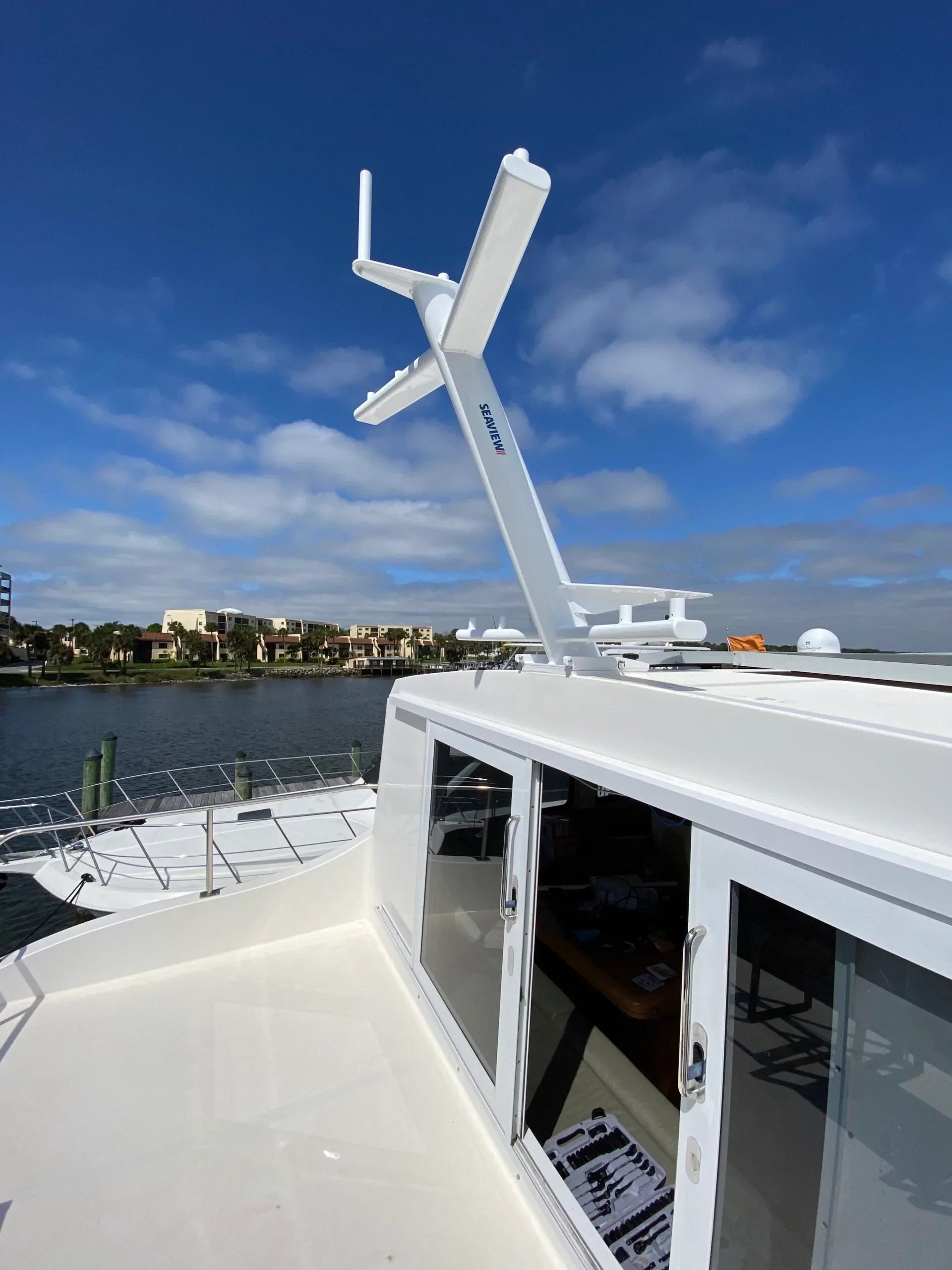 Seaview model #80 hinged mast with spreaders on Endeavour TrawlerCat 48 for Garmin radar and antennas.