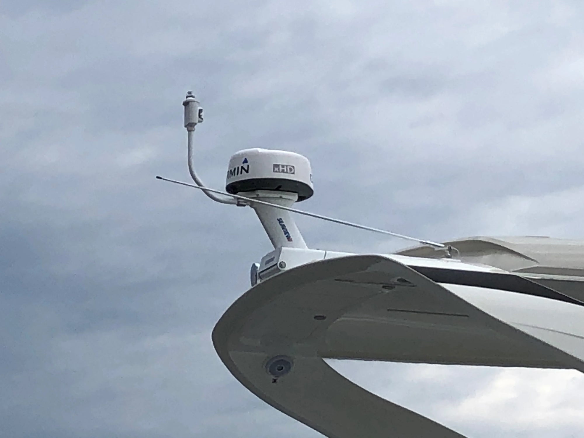48 Absolute with a Seaview actuated hinge base and mount for Garmin radar