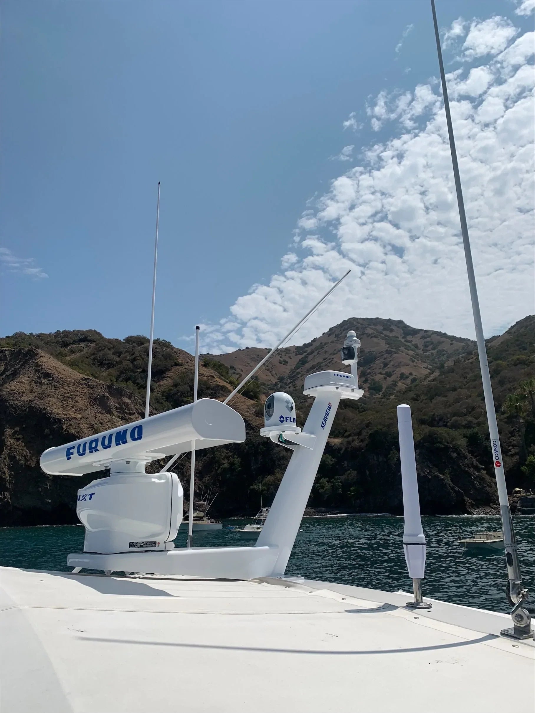 Seaview tapered mast with Furuno radar and FLIR camera on a Tiara Yacht.