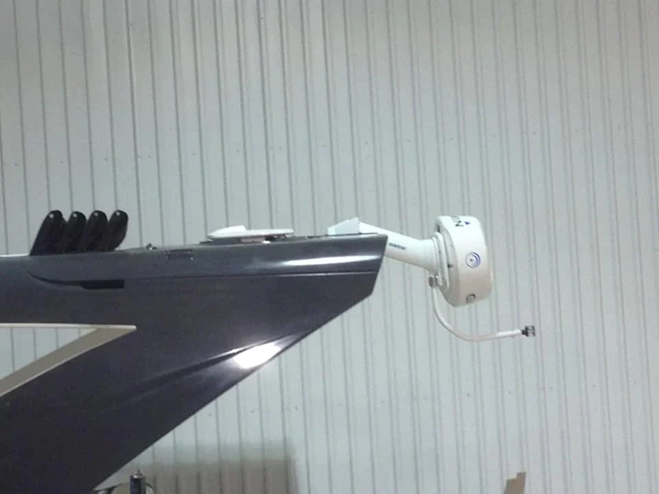 Seaview SVEHB1 electrically actuated hinge base on boat mount.