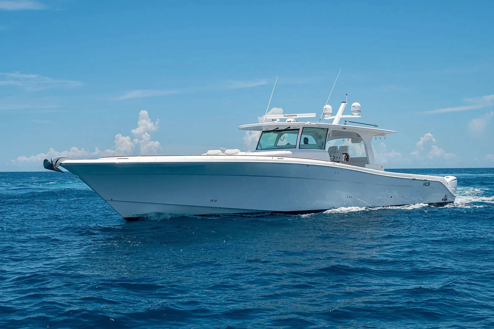 Luxury HCB yacht with Seaview mast cruising on the ocean.