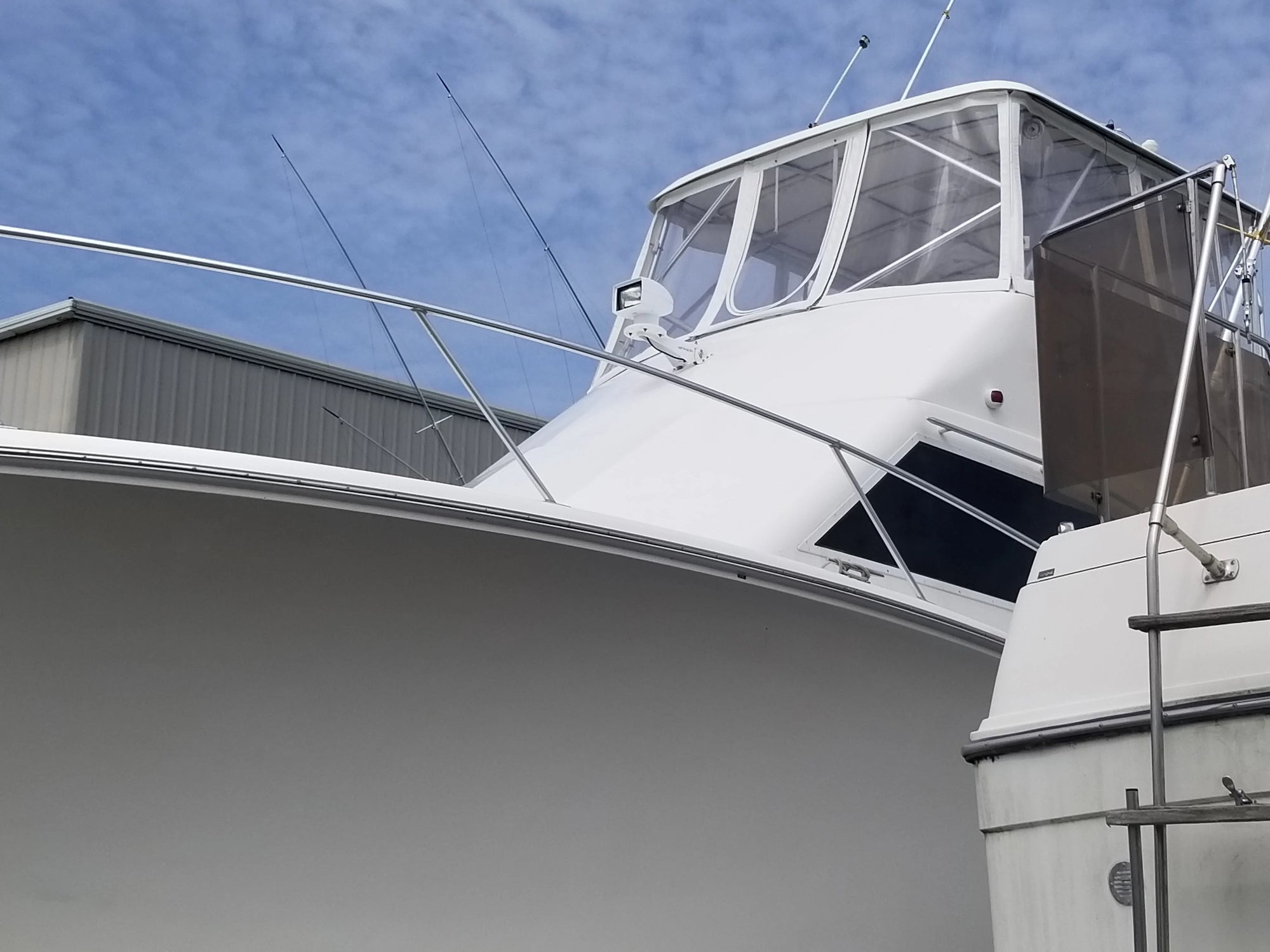 Seaview flybridge adapter mounted on a boat, holding a searchlight
