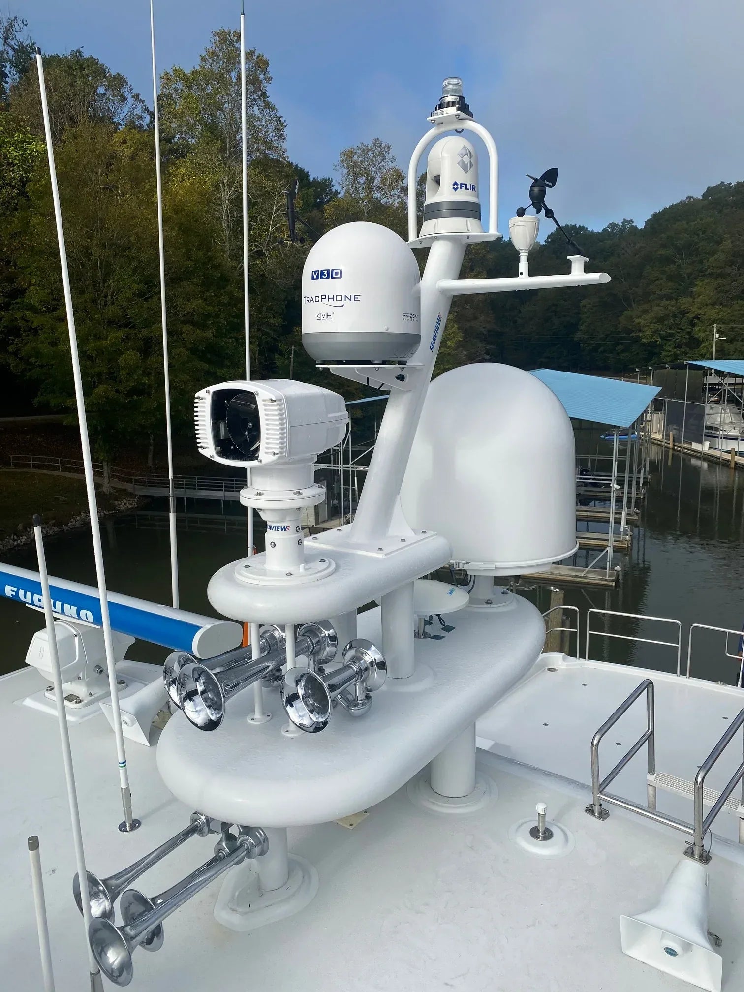 Tapered mast with spreaders for marine electronics on yacht, Seaview Model #82.