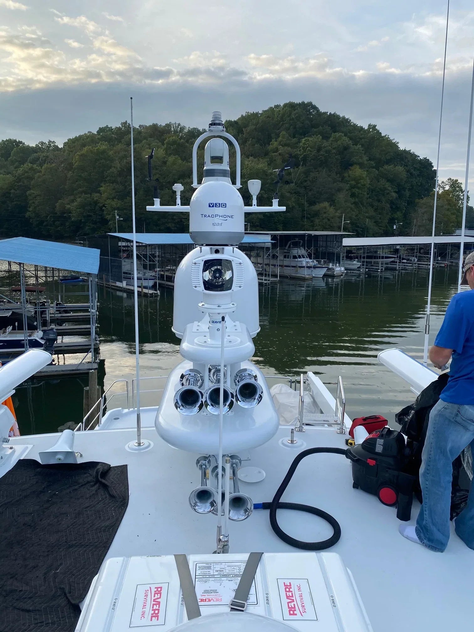 Seaview Model #82 tapered mast with spreaders installed on yacht, featuring KVH V30, FLIR M332, GPS, B&G wind sensors, and navigation light.